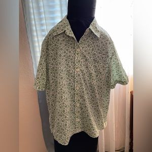 Apple Seeds button up short sleeve shirt. Size L. White and green floral.